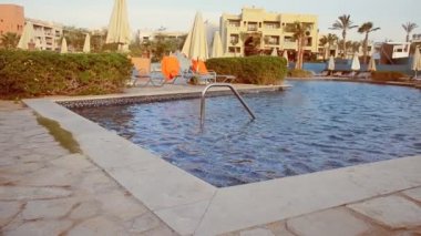 Güneşlenmek için şezlong.