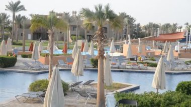 Güneşlenmek için şezlong.