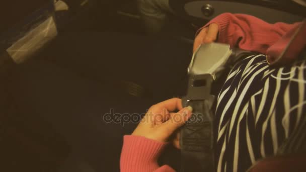 Ремни безопасности в самолете. Девушка пристегивает ремни безопасности — стоковое видео