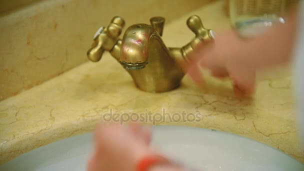 顔を洗います。少女は、彼女の顔を洗っています。. — ストック動画
