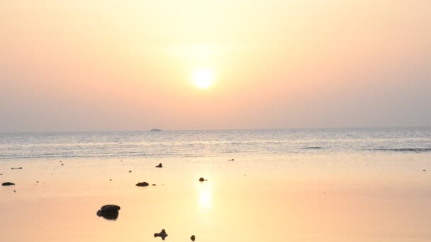 Hajnalban a tengerrel. Egyiptomban Beach — Stock videók