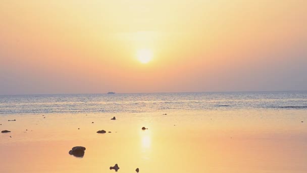 Amanecer con el mar. Playa en Egipto — Vídeo de stock