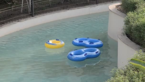 Zwembad in de vorm van een rivier met opblaasbare matrassen — Stockvideo