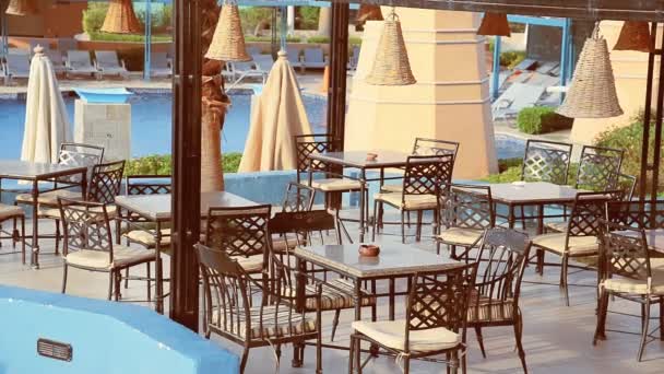 Restaurant in de buurt van het zwembad. Resorthotel — Stockvideo