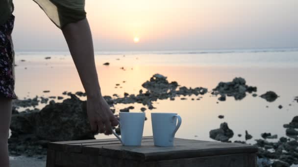 女の子は海の背景にコーヒーを飲む — ストック動画