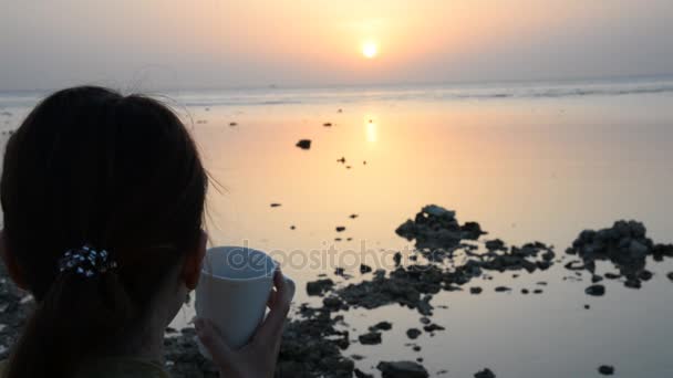 Una chica bebe café en el fondo del mar — Vídeos de Stock