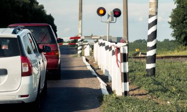 Demiryolu trans. Tren geçiyor. Makineleri fo bekliyor