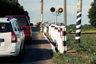 Demiryolu trans. Tren geçiyor. Makineleri fo bekliyor
