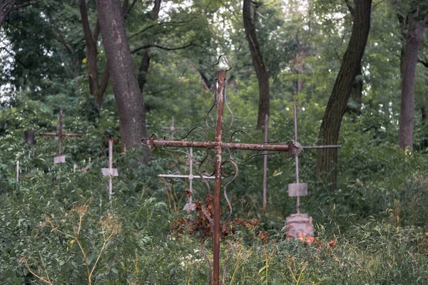 Cementerio abandonado. Cruces antiguas — Foto de Stock