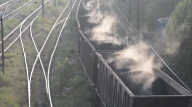 Kömür. Yanan kömür ile vagonlar fabrikaya gitmek