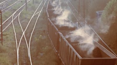 Kömür. Yanan kömür ile vagonlar fabrikaya gitmek