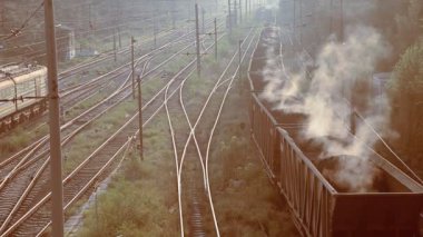 Kömür. Yanan kömür ile vagonlar fabrikaya gitmek