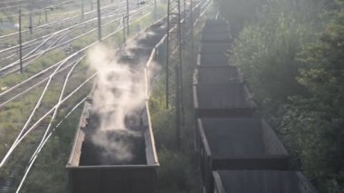 Kömür. Yanan kömür ile vagonlar fabrikaya gitmek