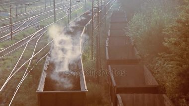 Kömür. Yanan kömür ile vagonlar fabrikaya gitmek