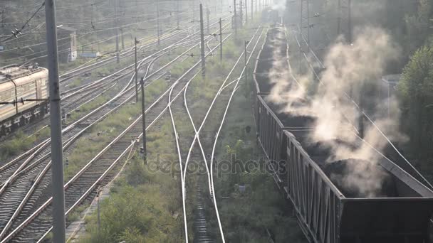 Szén. Égő szén kocsik megy az üzem — Stock videók