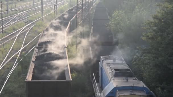 Carvão. Vagões com carvão queimado vão para a fábrica — Vídeo de Stock