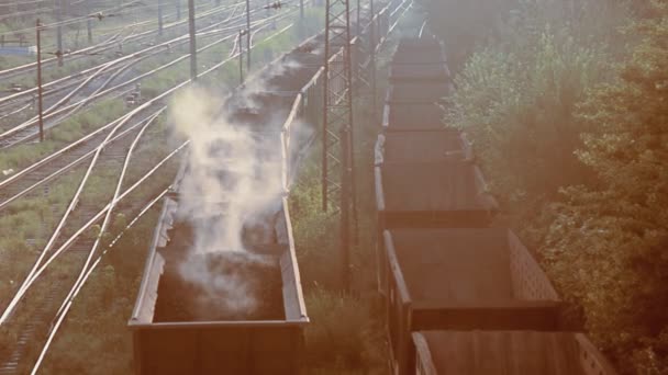 Уголь. Вагоны с горящим углем идут на завод — стоковое видео