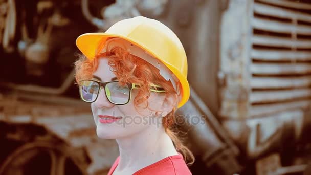 Vrouw is ingenieur. Vrouw in een bouw-helm — Stockvideo