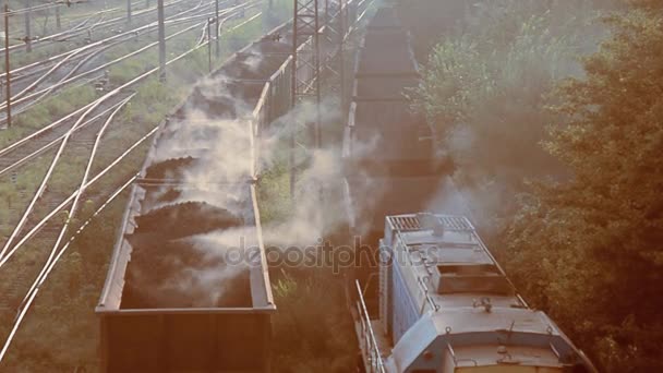 Carbón. Vagones con carbón quemado van a la planta — Vídeo de stock