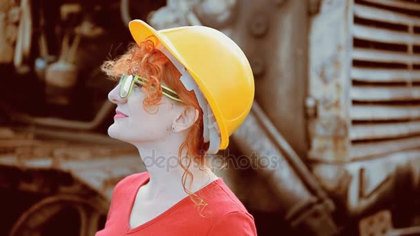 La mujer es ingeniera. Mujer en un casco de construcción — Vídeos de Stock