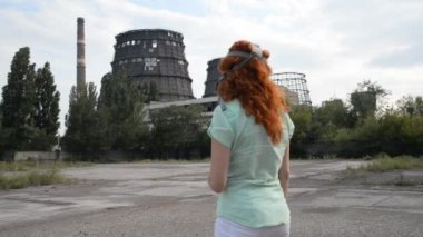 Küresel ısınma. Bir gaz maskesi bir fabrika arka plan üzerinde bir kız