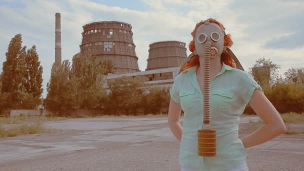 Глобальное потепление Девушка в противогазе на фоне завода — стоковое видео