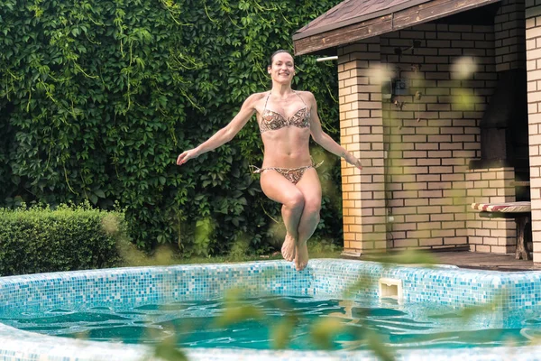 Piscina. Chica saltando en la piscina —  Fotos de Stock