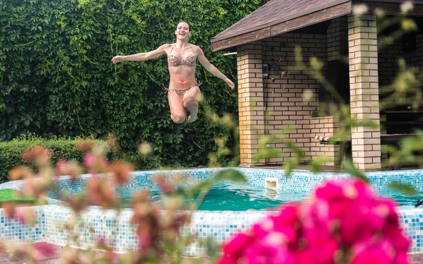 Na piscina. Menina pulando na piscina — Fotografia de Stock