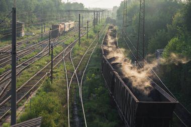 Kömür. Yanan kömür ile vagonlar fabrikaya gitmek