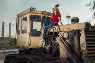 Kadın bir mühendis vardı. Bir kadın bir traktöre dinleniyor.