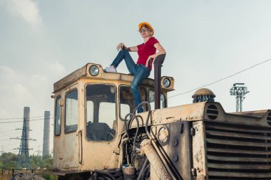 Kadın bir mühendis vardı. Bir kadın bir traktöre dinleniyor.