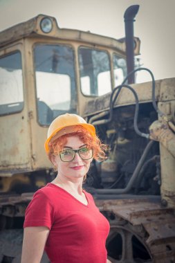 Kadın bir mühendis vardı. Kadın bir inşaat kask içinde