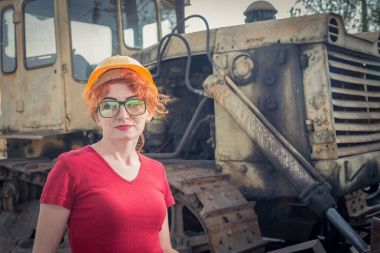 Kadın bir mühendis vardı. Kadın bir inşaat kask içinde