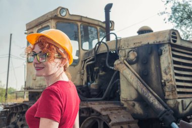 Kadın bir mühendis vardı. Kadın bir inşaat kask içinde