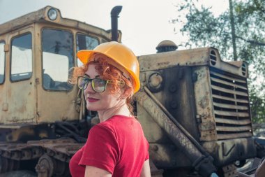 Kadın bir mühendis vardı. Kadın bir inşaat kask içinde