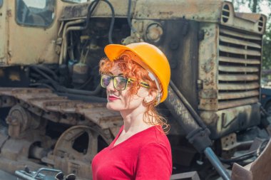 Kadın bir mühendis vardı. Kadın bir inşaat kask içinde