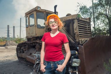 Kadın bir mühendis vardı. Kadın bir inşaat kask içinde