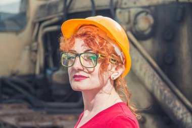 Kadın bir mühendis vardı. Kadın bir inşaat kask içinde