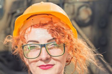 Kadın bir mühendis vardı. Kadın bir inşaat kask içinde