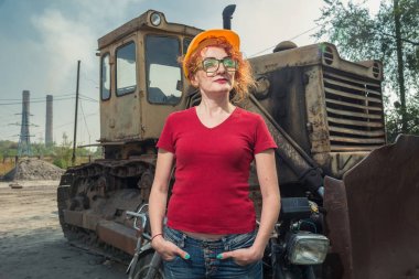 Kadın bir mühendis vardı. Kadın bir inşaat kask içinde