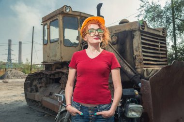 Kadın bir mühendis vardı. Kadın bir inşaat kask içinde