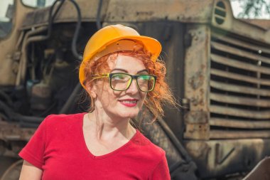 Kadın bir mühendis vardı. Kadın bir inşaat kask içinde