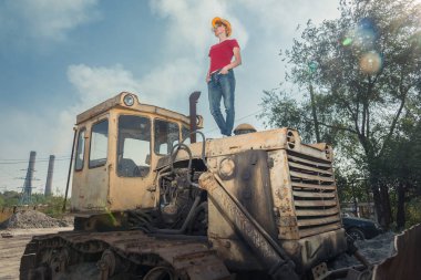 Kadın bir mühendis vardı. O dinlenme inşaat kask bir kadında