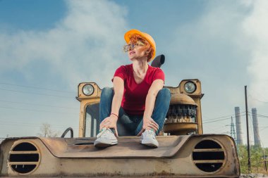 Kadın bir mühendis vardı. O dinlenme inşaat kask bir kadında