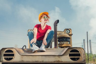 Kadın bir mühendis vardı. O dinlenme inşaat kask bir kadında