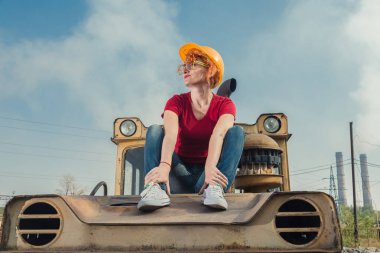 Kadın bir mühendis vardı. O dinlenme inşaat kask bir kadında