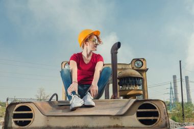 Kadın bir mühendis vardı. O dinlenme inşaat kask bir kadında