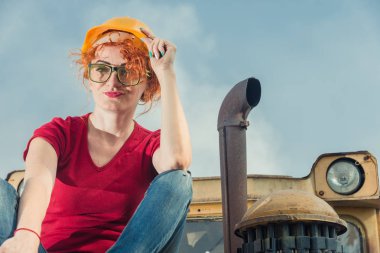 Kadın bir mühendis vardı. O dinlenme inşaat kask bir kadında