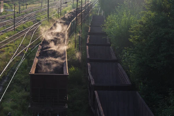 Kolen. Wagons met de verbranding van steenkool gaat u naar de fabriek — Stockfoto