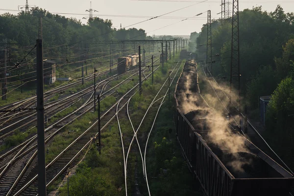 Węgla. Wagony ze spalania węgla przejdź do zakładu — Zdjęcie stockowe